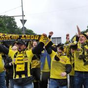 Tropfnasse Berliner Fanmeile lockt nur wenige Fans (Foto)