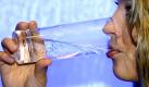 Trinken ist immer wichtig und gehört mit in die Liste der wichtigsten Fitmacher. Mineralwasser, Schorlen und Tees sind bestens geeignet. 1,5 Liter Flüssigkeit pro Tag sollten es mindestens sein. Foto: dpa