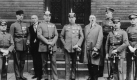 Am 9.11. 1923 plante Adolf Hitler als Parteiführer der NSDAP in München einen gewaltsamen Putsch. Sein Ziel war es, die Regierung in Berlin abzusetzen und selbst die Macht in einer nationalen Diktatur zu erringen. Am Sonntagmorgen des 9. November 1923 marschierte Hitler zusammen mit General Erich Ludendorff und weiteren Anhängern zur Feldherrnhalle in München. Doch die bayerische Polizei stoppte den Marsch und damit auch Hitlers Versuch, gewaltsam an die Macht zu gelangen. Die NSDAP wurde daraufhin verboten, Hitler zu fünf Jahren Haft verurteilt. Zehn Jahre später gelang es ihm auf legalem Wege an die Macht zu gelangen. Foto: wikipedia/Bundesarchiv