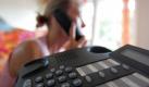 Eine Frau telefoniert in einer Wohnung in Karlsruhe (gestellte Aufnahme vom 26.07.2005 - Illustration zum Thema Telefonwerbung). Die Verbraucherschutzminister aus Bund und Ländern diskutieren am Donnerstag (13.09.2007) unter anderem über unlautere Telefonwerbung. Nach Angaben des Bundesjustizministeriums fühlen sich rund 90 Prozent der Bürger von Telefonwerbung belästigt. Am häufigsten betrifft dies Werbung für Zeitungen und Zeitschriften, Lotterie-Verträge und Telekommunikation.
 Foto: dpa