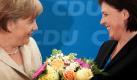 Bundeskanzlerin Angela Merkel (CDU, links) gibt im Konrad-Adenauer-Haus in Berlin zu Beginn der Sitzung des Bundesvorstands der CDU der Spitzenkandidatin der CDU bei der Landtagswahl in Bremen, Rita Mohr-Lüllmann, einen Blumenstrauss. Die CDU wurde bei den Landtagswahlen in Bremen erstmals nur drittstärkste Partei nach den Grünen. Foto: dapd