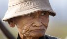 A Local Cambodian villager, Choeung Soeung, 73, takes a look at his farm field before planting rice in Kob Srov village, about 18 kilometers (11 miles) northwest of Phnom Penh, Cambodia, Thursday, June 10, 2010. (AP Photo/Heng Sinith)


Der drei und siebzigjähriger Choeung Soeung, ein kambodschanische Dorfbewohner, wirft einen Blick auf seine Acker vor dem Einpflanzen von Reis in Kob Srov, ungefähr 18 Kilometer nordwestlich von Phnom Penh, Kambodscha. Foto: ap