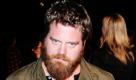 Jackass-Darsteller Ryan Dunn (34) war nach Angaben der Polizei betrunken, als er am Montag mit hoher Geschwindigkeit einen tödlichen Unfall baute. Dunn hatte mit 1,96 Promille mehr als doppelt so viel Alkohol im Blut wie gesetzlich erlaubt, sagte Polizeichef Michael Carroll laut der Zeitung Daily Local News.Zudem sei der Schauspieler nach Berechnungen der Ermittler mit überhöhter Geschwindigkeit von vermutlich mehr als 200 Kilometern pro Stunde gefahren. Foto: dpa