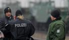 Die Polizei stellt sich nach wie vor auf Protestaktionen ein: Nach dem Verladen der elf Spezialbehälter auf Lastwagen sind es noch rund 20 Kilometer bis ins Zwischenlager Gorleben. Foto: dpa