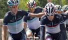 Die Brüder Frank (r) und Andy Schleck haben Skispringer-Figuren. Foto: dpa
