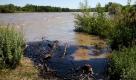 Oil swirls in a flooded gravel pit in Lockwood, Mont. after a pipeline break early Saturday, July 2, 2011. The ExxonMobil pipeline that runs under the Yellowstone River near Billings in south-central Montana ruptured and dumped an unknown amount of oil into the waterway, prompting temporary evacuations along the river. (AP Photo/The Billings Gazette,  Casey Page) Foto: dapd