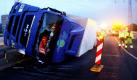 Ein Feuerwehrmann schaut auf der Autobahn 7 bei Göttingen in das Führerhaus eines Unfall-LKW. Ein LKW-Fahrer hatte die Mittelleitplanke durchbrochen und war mit einem entgegenkommenden Laster zusammengestoßen. Die A7 wurde daraufhin in beide Richtungen gesperrt.  Foto: dpa