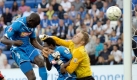 Demba Ba (l) von Hoffenheim köpft gegen den Berliner Torwart Timo Ochs ein Tor, das wegen Foulspiels aber nicht gegeben wurde. Die TSG bezwang die Herthaner am Ende in einer einseitigen Partie 5:1. Foto: dpa