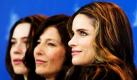Die britische Schauspielerin Rebecca Hall (links) und die US-Schauspielerinnen Catherine Keener (Mitte) und Amanda Peet (rechts) präsentieren ihren Film Please Give auf der Berlinale. Foto: ap