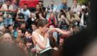 Da saß der Träger wohl etwas zu locker. Die französische Schauspielerin Sophie Marceau versuchte auf den Filmfestspielen in Cannes zu retten, was zu retten war. Foto: ddp images/SIPA