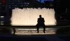 Nach 18 Monaten der Renovierung ist der berühmte Springbrunnen vor dem Lincoln Center, dem bekanntesten Kulturzentrum New Yorks, wieder in Betrieb genommen worden. Foto: ap