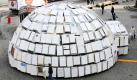 Auf dem Gänsemarkt in Hamburg steht eine Iglu aus 322 Kühlschränken. Das begehbare runde Häuschen mahnt zum vorsichtigen Umgang mit Energie. Es ist eine Installation des Berliner Künstlers Ralf Schmerberg und steht unter dem Motto Verschwendung ist die größte Energiequelle. Noch bis zum 9. November soll das imposante Iglu auf dem Gänsemarkt zu sehen sein. Foto: dpa