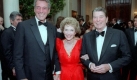 Rock Hudson, hier im Bild mit Nancy und Ronald Reagan, war einer der ersten Prominenten, die an Aids starben. Der amerikanische Schauspieler, der vor allem in Rollen als smarter Liebhaber und Frauenheld bekannt wurde, war in Wirklichkeit homosexuell. Er starb am 2. Oktober 1985 an den Folgen von Aids; sein rttelte viele auf, denn ber das HI-Virus war noch nicht viel bekannt und Aids wurde bis dahin nur mit der schmuddeligen Drogen- und Schwulenszene in Verbindung gebracht. Foto: wikipedia.de