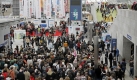 M wie Menschenschlange
Leipzig steht zur Buchmesse wieder Schlange: Es beginnt schon am Einlass ab 10 Uhr. Das groe Anstellen geht weiter bei den Signierstunden berhmter Autoren, wird fortgesetzt zur Mittagszeit an den Imbissstnden und endet beim Verlassen der Messe, wenn alle Besucher sich in die voll gestopften Straenbahnen qulen. Foto: dpa