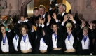 Auf dem Römer in Frankfurt jubelte Silvia Neid ganz rechts mit den Fans und Torhüterin Nadiner Angerer neben ihr. Auch die Politik sonnt sich im Erfolg des Frauenfußballs: Hessens Ministerpräsident Roland Koch und sein Innenminister Volker Bouffier stehen aber im Hintergrund. Auch 2009 ist wieder ein Empfang in Frankfurt geplant.  Foto: dpa