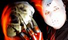 Der verkleidete Besucher Michael Niehaus (rechts) posierte im Gelsenkirchener Zoo bei einer Halloween-Veranstaltung neben einem Totenkopf. Foto: ddp