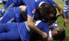 Fussball, 1. Bundesliga, 28. Spieltag, FC St. Pauli - FC Schalke 04, Freitag (01.04.11), Millerntor-Stadion, Hamburg: Schalkes Raul (u.) und Mannschaftskollegen feiern den ersten Treffer fuer ihre Mannschaft durch Raul. +++ Achtung Bildredaktionen. Die Verwendung der Bilder fuer die gedruckten Ausgaben der Zeitungen und andere Print-Medien ist ohne Einschraenkungen moeglich. Die DFL erlaubt ausserdem die Publikation und Weiterverwertung von maximal sechs Bildern pro Spiel im Internet. Eine Weiterverwertung im IPTV Mobilfunk und durch sonstige neue Technologien ist erst 2 Stunden nach Spielende der jeweiligen Wettbewerbsspiele der Bundesliga und 2. Bundesliga erlaubt! Foto: Philipp Guelland/dapd Foto: ddp