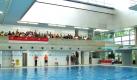 Die Zuschauer wurde auf die Ränge verbannt, denn ins Schwimmbad darf man nur mit Badelatschen oder barfuß. Zugegeben: Von oben ist die Sicht auf die Synchronschwimmer viel besser. Foto: news.de