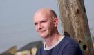 Nick Hornby ist bekannt für seine Romane High Fidelity, About a Boy oder Juliet, Naked. Im Jahr 1999 bekam er den E. M. Forster Award der American Academy of Arts and Letters. Foto: Stephan Hyde