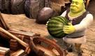 Im Spiel müssen die einzelnen Fähigkeiten der Charaktere kombiniert werden. So kann Shrek die Melonen in das Katapult tragen, Esel tritt es in die richtige Richtung, sodass Steinbrocken einfach aus demWeg geschossen werden können. Foto: Activision