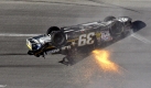 Ryan Newman (39) macht einen spektakulären Salto über das Auto von Kevin Harvick (29) beimNascar-Rennen in Talladega (Alabama). EinGlück: Passiert ist ihm nichts. Foto: ap