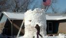 Joe Ward trägt einen Block aus Schnee zu seinem Schloss, das er gemeinsam mit seinem Bruder in Enid (Oklahoma) baut. Die beiden haben am Sonnabend mit dem Bau begonnen, ihr Haus ist bereits zwölf Fuß hoch. Foto: ap