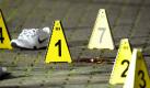 Bottrop: Nummerntafeln der Spurensicherung neben einer Blutlache und einem Schuh. Foto: Marius Becker Foto: dpa