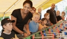 Und Jones engagiert sich für gemeinnützige Zwecke. Mit der Aktion Pflegeeltern werden will die Stadt Frankfurt seit August 2008 Paare dazu bewegen, sich um Pflegekinder zu kümmern. Steffi Jones war bei der Präsentation der Kampagne dabei und spielte mit den Kindern Tischfußball. Foto: dpa