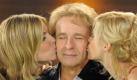 Das dürfte ihm Gefallen haben: Thomas Gottschalk bekommt Küsschen von Heidi Klum und Michelle Hunziker. Foto: dpa