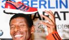Haile Gebrselassie hat Dutzende Weltrekorde im Laufen aufgestellt und auch sonst ist sein Leben ganz vom Laufen dominiert. Der äthiopische Marathon-Läufer setzte sich heute nach einer Pressekonferenz in Berlin scherzend einen Laufschuh auf den Kopf. Gebrselassie ist einer der beiden Favoriten beim 38. Berlin Marathon am Sonntag. Foto: dpa