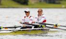 Drei weitere deutsche Boote in WM-Finals
Vorspann: 	
Text: 	

   Cambridge/Neuseeland (dpa) ­ Drei weitere Teams haben am vierten Regattatag bei den Ruder-Weltmeisterschaften in Neuseeland das Finale erreicht. Der Frauen-Doppelvierer mit Schlagfrau Julia Richter (Berlin) setzte sich im Hoffnungslauf mit einem zweiten Platz genauso durch wie der Doppelzweier mit Annekatrin Thiele/Stephanie Schiller (Leipzig/Potsdam).

Platz drei im Halbfinale reichte auch für Daniela Reimer/Anja Noske (Potsdam/Saarbrücken) im leichten Doppelzweier zum Finaleinzug. Damit stehen bereits insgesamt sechs deutsche Boote in den WM- Endläufen, die von Freitag an auf dem Lake Karapiro ausgefahren werden. Am Dienstag hatte sich der Deutschland-Achter mit einem Sieg im Vorlauf direkt fürs Finale qualifiziert.

# dpa-Notizblock

## Orte - [Lake Karapiro](Cambridge, Neuseeland)

* * * * Die folgenden Informationen sind nicht zur Veröffentlichung bestimmt

## dpa-Kontakte - Autor: Thomas Becker   - Redaktion: Jürgen Gesper, + 49 30 285231302,

dpa zle yynwd n1 gp
Ressort: 	Sport
Schlagworte: 	Rudern/WM Foto: dpa