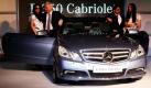 Der Direktor von Mercedes Benz Indien, Wilfried G. Albur (Zweiter von links), posiert in Neu Delhi mit dem neuen Mercedes Benz E-Klasse Cabriolet  und einer netten Begleitung. Der neue Mercedes Benz wird in Indien ca. 6,4 Millionen Rupien kosten. Das sind umgerechnet ca. 107.000 Euro. Foto: dpa