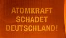 Greenpeace-Aktivisten projizieren am Dienstag (28.09.2010) den Slogan 'Atomkraft schadet Deutschland' an einen Kühlturm des Atomkraftwerks Grafenrheinfeld (Unterfranken). An allen zwölf Standorten von Atomkraftwerken in Deutschland demonstrierten Greenpeace-Aktivisten in den frühen Morgenstunden gegen die heutige Kabinettsentscheidung für längere Laufzeiten. Foto: David Ebener dpa/lby +++(c) dpa - Bildfunk+++ Foto: dpa