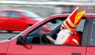 Ein als Weihnachtsmann verkleideter Mann fährt in seinem Auto durch die Straßen des schweizerischen Rapperswil-Jona. Foto: ap