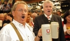 Münchens Oberbürgermeister Christian Ude (SPD, l.) und der bayerische Ministerpräsident Horst Seehofer (CSU) stoßen beim 176. Oktoberfest 2009 um 12.02 Uhr mit den ersten ausgeschenkten Mass Wiesn-Bier an. Foto: ddp