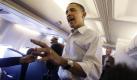 US-Präsident Barack Obama ist immer im Dienst:Auch an Bord der Air Force One beantwortet er die Fragen der Journalisten, die ihn auf seiner Dienstreise begleiten. Foto: ap