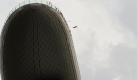 Fliege an Kaktus? Nein, alles eine Frage der Perspektive: Ein Basejumper springt vom Skypark in Singapur. Foto: Stephen Morrison Foto: dpa