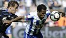 Brasilianisches Duell im Olympiastadion: Rafinha von Schalke 04 (l.) gegen den Herthaner Raffael. Am Ende durfte nur Rafinha jubeln, während Raffaels Hertha BSC fast schon abgestiegen ist. Foto: ddp