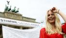 Für die Aktion Deine Stimme gegen Armut wirbt Topmodel Claudia Schiffer 2005 vor dem Brandenburger Tor in Berlin. Die Initiative von u. a. Herbert Grönemeyer will auf die Armut in der Welt aufmerksam machen. Foto: ddp