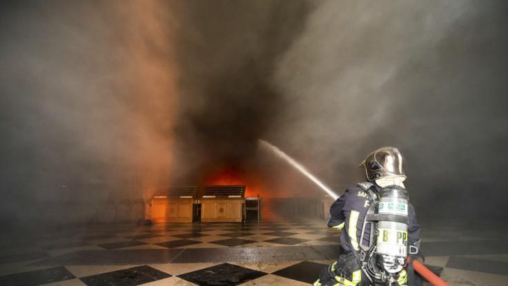 Die Feuerwehr stellte nach dem Brand Fotos der Löschung zur Verfügung.