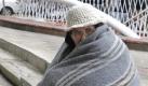A woman uses a poncho to protect herself from cold in Asuncion, Paraguay, 20 July 2010. Paraguayan police raised to twelve the number of deaths linked to low temperatures in the country. In addition, the mortality rate of cattle has increased in the north-east of the country, in the border with Brazil. EPA/ANDRES CRISTALDO +++(c) dpa - Bildfunk+++ Foto: dpa