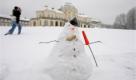 Andere betätigen sich lieber künstlerisch und bauen einen Schneemann, wie diesen vor dem Schloss Solitude in Stuttgart. Foto: ap