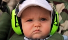 Ein Baby trägt beim Formel-1 Grand Prix in Abu Dhabi Ohrenschützer. Foto: dpa