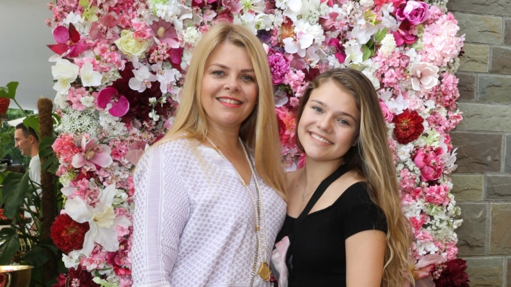 Faye Montana, Tochter von Anne-Sophie Briest, ist als YouTuberin aktiv.