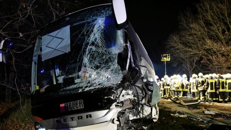 Das Wrack eines Reisebusses steht nach einem Unfall auf der B26 bei Stockstadt (Landkreis Aschaffenburg).