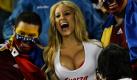 Da war das Spiel plötzlich egal und auch Fan-Feindschaften waren völlig irrelevant: Die beiden venezolanischen Fans interessierten sich mehr für die blonde Schönheit, die lauthals für Paraguay jubelte. Das spannende Spiel bei der Copa America endete übrigens 3:3. Beide Teams sind somit im Viertelfinale. Foto: dapd