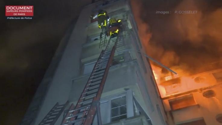 Mit Leitern versuchte die Feuerwehr, die eingeschlossenen Bewohner zu retten.