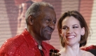 Für schöne Frauen (hier mit Hilary Swank und Robert de Niro bei einer Preisverleihung) hatte Chuck Berry immer etwas übrig. In seiner Biografie brüstet er sich beispielsweise, eine Affäre mit der Frau des Gefängnisdirektors gehabt zu haben, als er 1961 zu einer Haftstrafe wegen Verschleppung Minderjähriger verurteilt wurde. Auch später saß er hinter Gittern, beispielsweise wegen Drogenbesitzes und Steuerhinterziehung. Foto: ddp