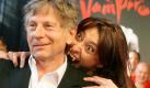 Der Star-Regisseur Roman Polanski (l) wird am Mittwoch (11.10.2006) in Berlin bei Proben zum Musical 'Tanz der Vampire' symbolisch für die Journalisten von der mit Vampir-Zähnen ausgestatteten Tänzerin Silviana Lambertoni gebissen. Die Musicalfassung des gleichnamigen Filmklassikers feiert im Dezember im Berliner Theater des Westens Premiere. Polanski ist der Regisseur der Inszenierung.
 Foto: dpa