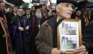 A man holds up a picture of an Iraqi Christian priest killed in an attack in Baghdad last month during a demonstration in support of Iraq's Christian minority in Brussels, Saturday, Nov. 13, 2010. The priest was killed Sunday, Oct. 31, 2010 when gunmen stormed a church during mass and took the entire congregation hostage. The attack, claimed by an al-Qaida-linked organization, was the deadliest recorded against Iraq's Christians since the 2003 U.S.-led invasion unleashed a wave of violence against them. (AP Photo/Yves Logghe) Foto: ap